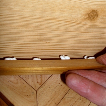 Крепление деревянного плинтуса на клей